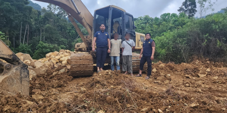 Polisi mengamankan alat berat jenis ekskavator di lokasi tambang ilegal di Gunung Kapur, Kecamatan Trumon Tengah, Kabupaten Aceh Selatan. (Foto: Dok. Polda Aceh)