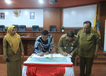 Penandatanganan Naskah Perjanjian Hibah Daerah (NPHD) Pemkab Aceh Jaya dengan KIP setempat, di Aula lantai III Setdakab Aceh Jaya, Selasa (21/11/2023). (Foto: Dok. Humas Aceh Jaya)