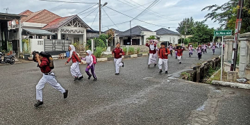 Ratusan anak sekolah sedang mengikuti simulasi bencana gempa dan tsunami di Kecamatan Meuraxa, Banda Aceh Kamis (23/11/2023). (Foto: Dok. ADI)