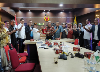 Foto bersama dan penyerahan cinderamata olek Ketum KONI Aceh kepada Wakil Ketua Komisi V DPRD Jawa Barat. (Foto untuk Alibi)