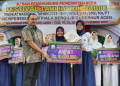 Kepala Badan Penghubung Aceh (BPPA) Akkar Arafat, (kiri) memberikan hadiah pemenang Tari Ratoh Jaroe Piala Gubernur Aceh Tahun 2023 di Anjungan Aceh, Taman Mini Indonesia Indah, Jakarta, Sabtu, (25/11/2023). (Foto: Dok. BPPA)