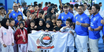 Ketua Dewan Perwakilan Rakyat Kota (DPRK) Banda Aceh, Farid Nyak Umar foto bersama atlet Banda Aceh di GOR Lambung, Kecamatan Meuraxa, Banda Aceh, Minggu (26/11/2023). (Foto: Dok. Humas DPRK Banda Aceh)