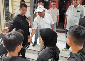Pelepasan para atlet karate yang akan bertanding pada Kejuaraan KL Mayor’s Cup Karate Championship di Kuala Lumpur, Malaysia di Sekretariat KONI Aceh, Senin, (27/11/2023). (Foto: Dok. Koni Aceh)