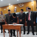 Pj Bupati Aceh Jaya, Nurdin menandatangani pengesahan APBK Aceh Jaya tahun 2024 pada rapat paripurna di ruang rapat Kantor DPRK Setempat, Selasa (28/11/2023). (Foto: Dok. Humas Aceh Jaya)