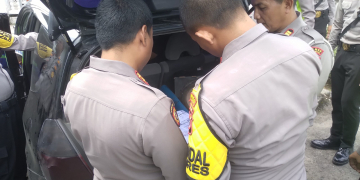 Polisi temukan paket sabu saat razia rutin Operasi Mantap Brata (OMB) Seulawah 2023-2024 di depan Polsek Kuala Simpang, Kabupaten Aceh Tamiang, Rabu, (29/11/2023). (Foto: Dok. Polda Aceh)