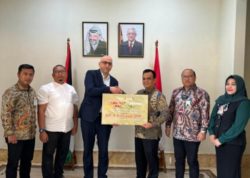 Penyerahan donasi diberikan secara simbolis oleh Direktur Utama, Muhammad Syah, kepada Perwakilan Kedutaan Besar Palestina di Jakarta dan turut dihadiri oleh Kepala Bidang Komunikasi Korporasi Riza Syahputra dan Pemimpin Bank Aceh KC Jakarta T. Zulfikar. (Foto: Dok. Bank Aceh)