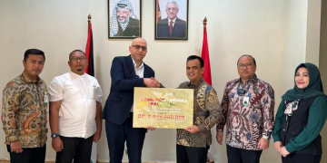 Penyerahan donasi diberikan secara simbolis oleh Direktur Utama, Muhammad Syah, kepada Perwakilan Kedutaan Besar Palestina di Jakarta dan turut dihadiri oleh Kepala Bidang Komunikasi Korporasi Riza Syahputra dan Pemimpin Bank Aceh KC Jakarta T. Zulfikar. (Foto: Dok. Bank Aceh)