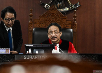 Hakim Ketua Mahkamah Konstitusi (MK) Suhartoyo memimpin sidang uji Pengujian Formil Pasal 169 huruf q Undang-Undang Nomor 7 Tahun 2017 tentang Pemilihan Umum di Mahkamah Konstitusi, Jakarta, Selasa (28/11/2023). (Foto: Antara/Sulthony Hasanuddin)