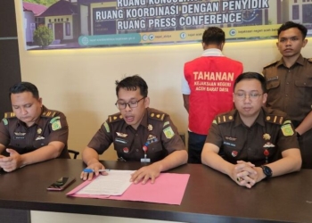 Tim penyidik Kejaksaan Negeri Aceh Barat Daya memperlihatkan tersangka dugaan penyimpangan sewa alsintan di Blangpidie, Rabu (1/11/2023). (Foto: Antara/Suprian)
