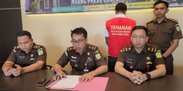 Tim penyidik Kejaksaan Negeri Aceh Barat Daya memperlihatkan tersangka dugaan penyimpangan sewa alsintan di Blangpidie, Rabu (1/11/2023). (Foto: Antara/Suprian)