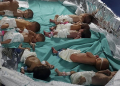 Foto ini yang dirilis oleh Dr. Marawan Abu Saada menunjukkan bayi -bayi Palestina yang lahir sebelum waktunya di Rumah Sakit Shifa di Kota Gaza pada hari Minggu, 12 November 2023. (Foto: Dr. Marawan Abu Saada via AP)