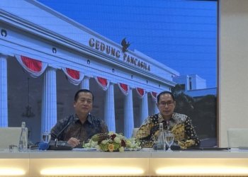 Direktur Perlindungan WNI dan BHI Kementerian Luar Negeri Judha Nugraha (kanan) menyampaikan keterangan pers di Jakarta pada Rabu (1/11/2023). (Foto: Antara/Yashinta Difa)