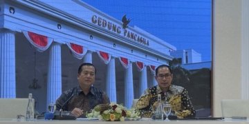 Direktur Perlindungan WNI dan BHI Kementerian Luar Negeri Judha Nugraha (kanan) menyampaikan keterangan pers di Jakarta pada Rabu (1/11/2023). (Foto: Antara/Yashinta Difa)