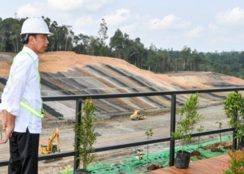 Presiden Joko Widodo meninjau langsung progres pembangunan jalan tol yang akan menghubungkan Balikpapan ke kawasan Ibu Kota Nusantara (IKN) di Kabupaten Penajam Paser Utara, Provinsi Kalimantan Timur, Rabu (1/11/2023). (Foto: Alibi/Dok. BPMI Setpres/Vico)