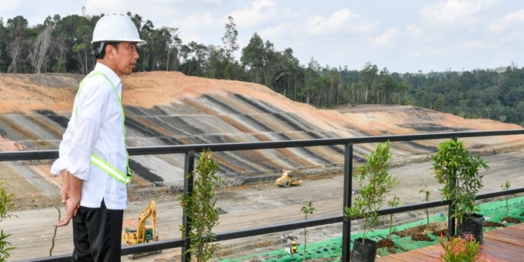 Presiden Joko Widodo meninjau langsung progres pembangunan jalan tol yang akan menghubungkan Balikpapan ke kawasan Ibu Kota Nusantara (IKN) di Kabupaten Penajam Paser Utara, Provinsi Kalimantan Timur, Rabu (1/11/2023). (Foto: Alibi/Dok. BPMI Setpres/Vico)
