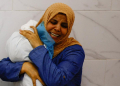 Ilustrasi- Seorang ibu memeluk mayat anaknya usai serangan dari Israel. (Foto: Reuters/Mohammed Salem)