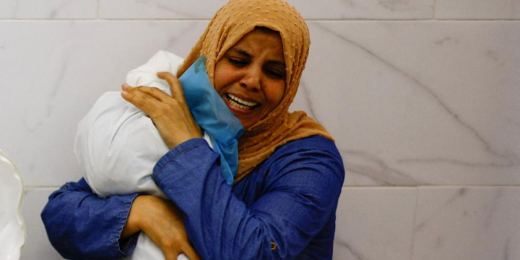 Ilustrasi- Seorang ibu memeluk mayat anaknya usai serangan dari Israel. (Foto: Reuters/Mohammed Salem)