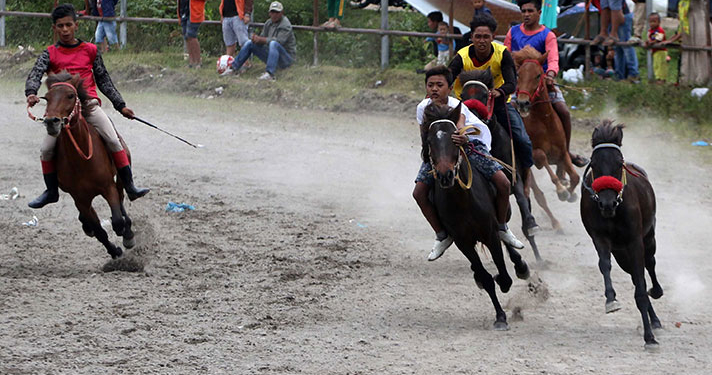Ilustrasi pacuan kuda -- Para joki muda mengadu kecepatan kuda di acara pacuan kuda tradisional yang berlangsung di Lapangan Pacu, Blang Bebangka, Kecamatan Pegasing, Takengon, Kabupaten Aceh Tengah, Senin 17 hingga 23 September 2018. (Foto: Fahzian Aldevan)