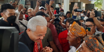 Calon presiden nomor urut 3 Ganjar Pranowo tiba di Bandar Udara El Tari Kupang, NTT, Jumat (1/12/2023). (Foto: Antara/Narda Margaretha Sinambela)