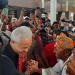 Calon presiden nomor urut 3 Ganjar Pranowo tiba di Bandar Udara El Tari Kupang, NTT, Jumat (1/12/2023). (Foto: Antara/Narda Margaretha Sinambela)