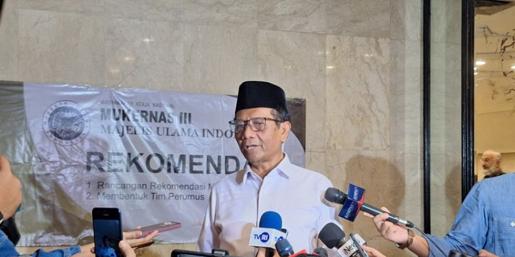 Cawapres Mahfud MD saat menjawab pertanyaan wartawan usai menghadiri Musyawarah Kerja Nasional Majelis Ulama Indonesia di Jakarta Utara, Jumat (1/12/2023). (Foto: Antara/ Fianda Sjofjan Rassat)