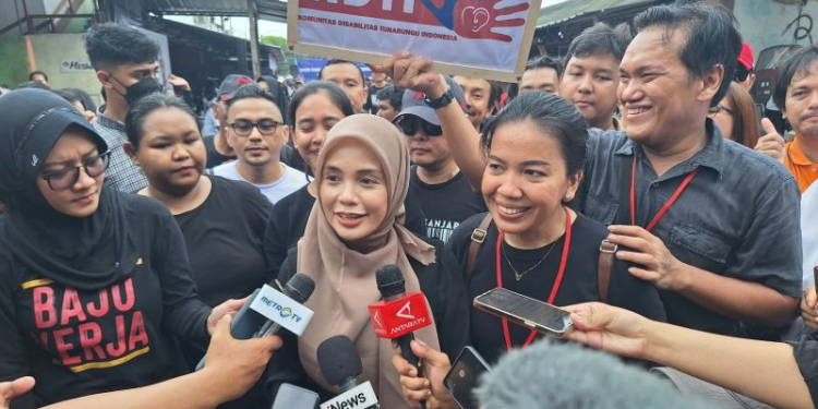 Istri calon presiden nomor urut 3 Ganjar Pranowo, Siti Atikoh Supriyanti, menghadiri peringatan Hari Disabilitas Internasional di Jakarta Timur, Minggu (3/12/2023). (Foto: Antara/Fianda Sjofjan Rassat)