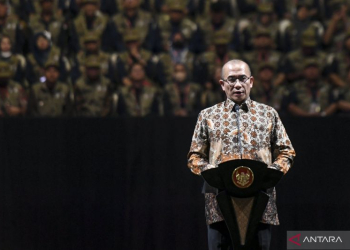 Ketua KPU RI Hasyim Asy'ari saat memberikan sambutan pada Rapat Konsolidasi Nasional dalam rangka Kesiapan Pemilu 2024 di Istora Senayan, Gelora Bung Karno, Jakarta, Sabtu (30/12/2023). (ANTARA FOTO/Hafidz Mubarak A/nz)