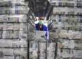 Dokumentasi - Petugas mengecek uang tunai sebelum didistribusikan melalui kantor cabang dan mesin ATM di Pooling Cash Plaza Mandiri, Jakarta, Kamis (8/9/2022). (Foto: Antara/M Risyal Hidayat).