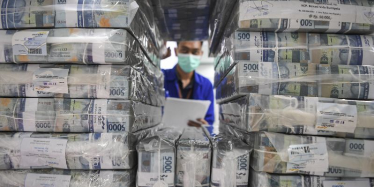 Dokumentasi - Petugas mengecek uang tunai sebelum didistribusikan melalui kantor cabang dan mesin ATM di Pooling Cash Plaza Mandiri, Jakarta, Kamis (8/9/2022). (Foto: Antara/M Risyal Hidayat).