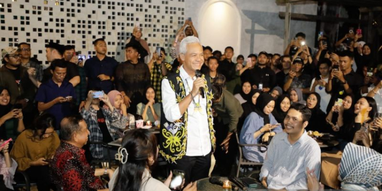Capres RI Ganjar Pranowo menyambangi anak muda di Hobbies Coffe & Lounge, Balikpapan, Kalimantan Timur, Selasa (5/12/2023). (Foto: Tim Media Ganjar Pranowo)