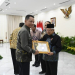 Penjabat Gubernur Aceh Achmad Marzuki saat menerima penghargaan Anugerah Keterbukaan Informasi Publik Tahun 2023 Kualifikasi Informatif dari Wakil Presiden Republik Indonesia, Ma’ruf Amin di Istana Wakil Presiden RI, Selasa (19/12/2023). (Foto: BPPA)