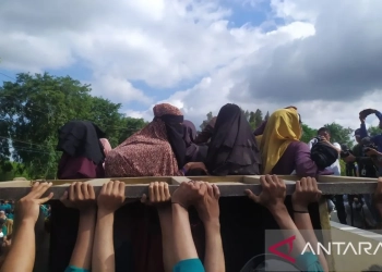Para imigran Rohingya saat dinaikkan ke truk oleh mahasiswa untuk dipindahkan dari Balai Meuseuraya Aceh ke kantor Kemenkumham Aceh, di Banda Aceh, Rabu (27/12/2023) (ANTARA/Rahmat Fajri)