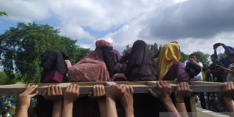 Para imigran Rohingya saat dinaikkan ke truk oleh mahasiswa untuk dipindahkan dari Balai Meuseuraya Aceh ke kantor Kemenkumham Aceh, di Banda Aceh, Rabu (27/12/2023) (ANTARA/Rahmat Fajri)