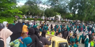 Para pengungsi Rohingya dinaikkan ke atas truk untuk dibawa ke kantor Kemenkumham Aceh dari Balai Meuseuraya Aceh oleh para mahasiswa, di Banda Aceh, Rabu (27/12/2023) (ANTARA/Rahmat Fajri)