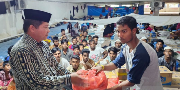 Ketua MPU Aceh Tgk Faisal Ali saat berbagi dengan pengungsi Rohingya di Balai Meuseuraya Aceh (BMA), di Banda Aceh, Sabtu (30/12/2023). ANTARA/Rahmat Fajri.