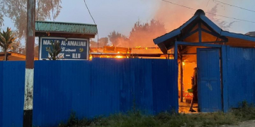 Masjid Al-Amaliah di Illu, Kabupaten Puncak Jaya, Papua Tengah, Sabtu pagi (30/12) terbakar. (ANTARA/HO/Humas Polda Papua)