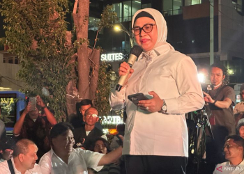 Putri Wakil Presiden RI Ma'ruf Amin, Siti Nur Azizah Ma'ruf saat memberikan dukungan kepada pasangan Ganjar Pranowo-Mahfud Md di kawasan Mampang Prapatan, Jakarta, Rabu (20/12/2023). (Foto: Antara/Rio Feisal)