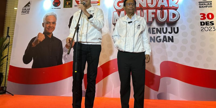 Capres nomor urut 3 Ganjar Pranowo (kiri) bersama cawapres Mahfud Md (kanan) saat memberikan keterangan usai menghadiri acara Konsolidasi Akhir Tahun Tim Pemenangan Nasional (TPN) dan Relawan Ganjar-Mahfud di Djakarta Theater, Jakarta, Sabtu (30/12/2023). (Foto: Antara/Rio Feisal)