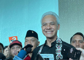 Capres nomor urut 3 Ganjar Pranowo usai pertemuan dengan TPD, Caleg Koalisi, dan Relawan di Swiss-bel Hotel Balikpapan, Kalimantan Timur, Selasa (5/12/2023). (Foto: Antara/Narda Margaretha Sinambela)