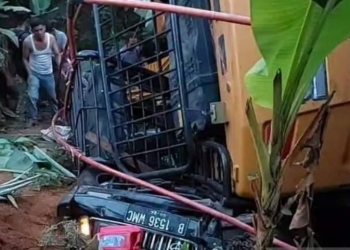 Kondisi Alat berat mengimpit mobil kijang yang bermuatan satu keluarga di Kabupaten Mukomuko, Jumat (8/12/2023). (Foto: Antara/Ferri)