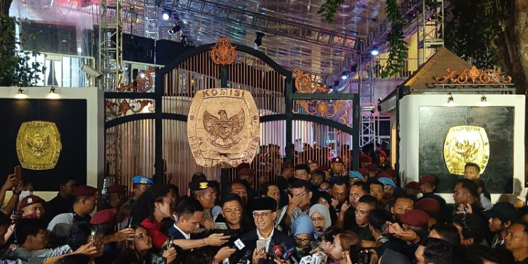 Calon Presiden Anies Rasyid Baswedan menjawab pertanyaan wartawan sebelum meninggalkan Kantor Komisi Pemilihan Umum (KPU), Jakarta, setelah menghadiri debat perdana, Selasa (12/12/2023). (Foto: Antara/Donny Aditra)