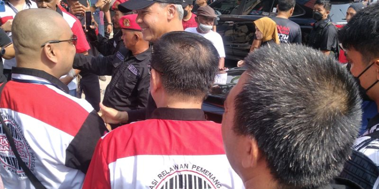 Capres nomor urut 3 Ganjar Pranowo dalam acara "Temu Sayang Ganjar Love Relawan," di Karawang, Jawa Barat, Jumat (15/12/2023). (ANTARA/ Zubi Mahrofi)