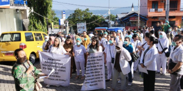Tenaga kesehatan RSUD Dr M Haulussy Ambon melakukan unjuk rasa menuntut pembayaran hak nakes yang belum dibayarkan manajemen Rumah Sakit sejak tahun 2020, di halaman Rumah sakit, Senin (18/12/2023). (Foto: Antara/Penina F Mayaut)