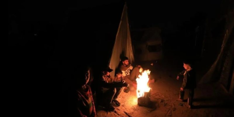 Pengungsi Palestina di tengah api unggun di tempat penampungan sementara di kota Rafah, Jalur Gaza selatan, pada 18 Desember 2023. (ANTARA/Xinhua/Yasser Qudih)