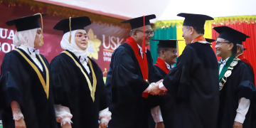 Rektor USK, Prof. Dr. Ir. Marwan memberikan ucapan selamat kepada para Profesor baru USK di gedung AAC Dayan Dawood, Banda Aceh, (20/12/2023). (Foto: Dok. USK)