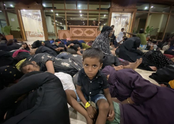 Pengungsi etnis Rohingya saat berada di teras Kantor Gubernur Aceh, Banda Aceh, Minggu (10/12/2023) malam. (Foto: Antara/Khalis Surry)