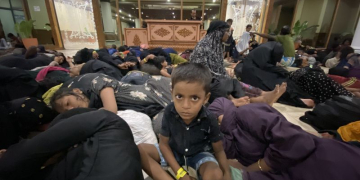 Pengungsi etnis Rohingya saat berada di teras Kantor Gubernur Aceh, Banda Aceh, Minggu (10/12/2023) malam. (Foto: Antara/Khalis Surry)