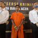Satreskrim Polresta Banda Aceh mengawal seorang warga etnis Rohingya Muhammed Amin (tengah) yang ditetapkan sebagai tersangka dalam kasus dugaan tindak pidana penyeludupan manusia ke Indonesia di Mapolresta Banda Aceh, Aceh, Senin (18/12/2023). (Foto: Antara/Khalis)