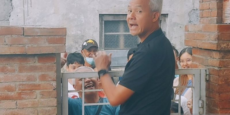 Calon presiden nomor urut tiga Ganjar Pranowo bertemu teman masa kecilnya Agus Maryono di depan pagar rumahnya di Tawangmangu, Karanganyar, Jawa Tengah, Senin (25/12/2023). (Foto: Antara/Abdu Faisal)