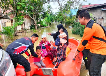 Tim BPBD Kabupaten Aceh Utara membantu proses evakuasi warga terdampak banjir di Kabupaten Aceh Utara, Rabu (27/12/2023). (Foto: Antara/HO-BNPB)